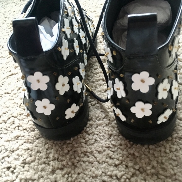 Isa Tapia Leather Winston Floral Ankle Boot - Picture 7 of 7